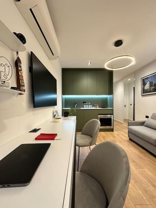 Elegant - Center